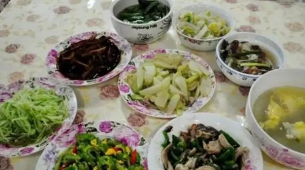 她懷孕時婆婆粗茶淡飯待她,小叔子來家看見桌上飯菜,她樂開花