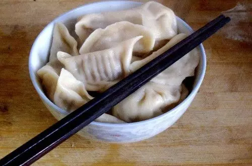 俺把婆婆包的餃子喂狗,狗吃一口就跑,低頭一瞥,俺含淚全吃下