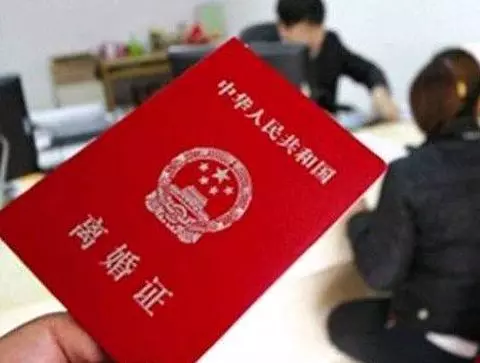 妻子接二連三偷人,俺無奈離婚,半年後再次相遇,俺自扇嘴巴