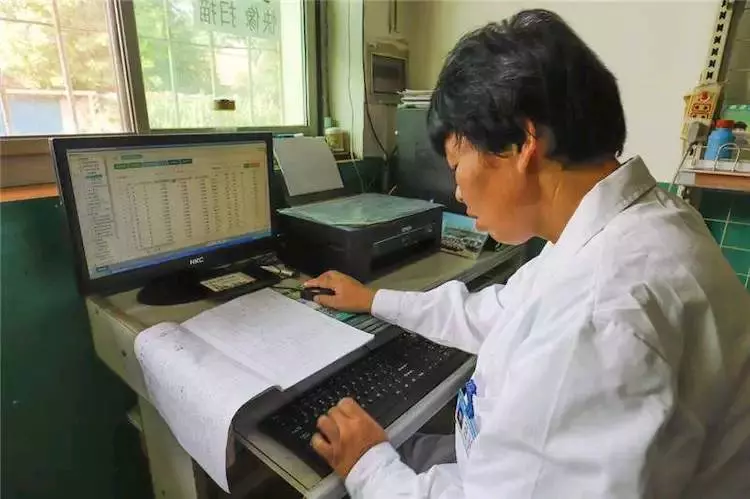 婚後三年,老婆肚子始終沒動靜,俺帶她去檢查,醫生耳語:快逃命