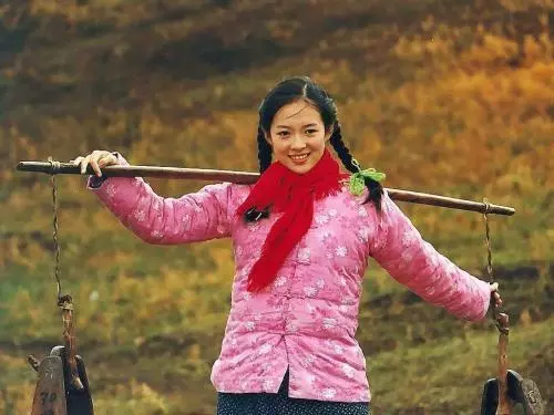 為了錢她嫁給一個傻子,結婚當天晚上傻子突然說話,她驚喜萬分