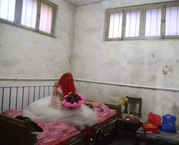 為了錢她嫁給一個傻子,結婚當天晚上傻子突然說話,她驚喜萬分
