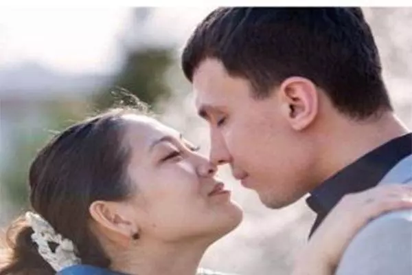 出差提前回家發現丈夫在廚房,從背後抱他,卻說兩字俺當場離婚