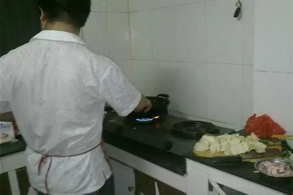 出差提前回家發現丈夫在廚房,從背後抱他,卻說兩字俺當場離婚