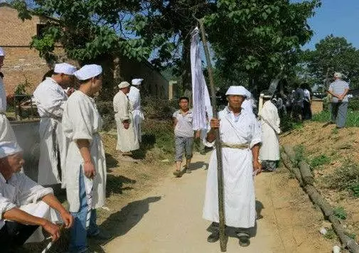 結婚十年丈夫去世,出殯時陌生人來搶骨灰,報警她才知丈夫是禽獸