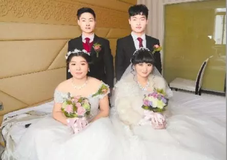 雙胞胎兄弟,哥哥娶美女弟弟娶醜女,3年後哥倆相見,各自傻住
