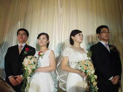 雙胞胎兄弟,哥哥娶美女弟弟娶醜女,3年後哥倆相見,各自傻住