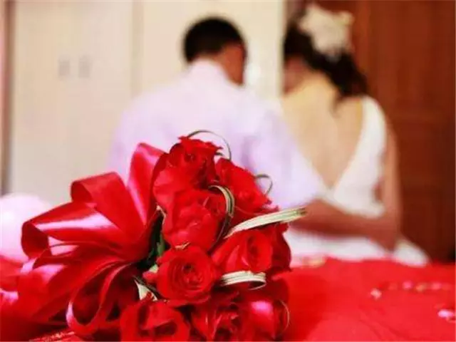 新婚夜妻子不是第一次,丈夫臉色不好,看到床下的鞋子幸福的樂了