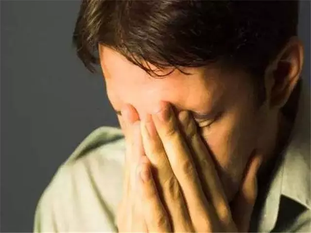 新婚夜妻子不是第一次,丈夫臉色不好,看到床下的鞋子幸福的樂了
