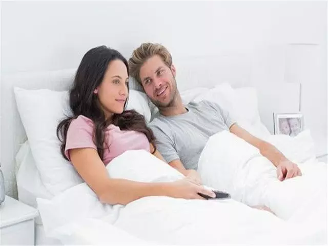 新婚夜妻子不是第一次,丈夫臉色不好,看到床下的鞋子幸福的樂了