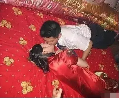 新婚夜新娘讓新郎去刷碗,婆婆一臉不樂意,兒媳一句話婆一夜不眠