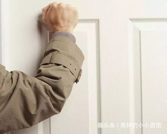 男子背著老婆,攜款和情人私奔,幾年後回家炫耀,一推門傻住