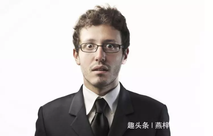 男子背著老婆,攜款和情人私奔,幾年後回家炫耀,一推門傻住