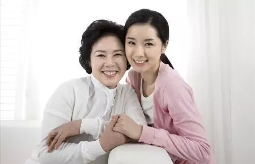 父母離婚,我選擇跟著有錢的父親,忘記敲門聽到繼母的話傻了眼