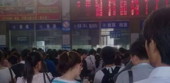 姑娘讓殘疾老人插隊,自己又重新排長隊,卻意外救了自己一命!