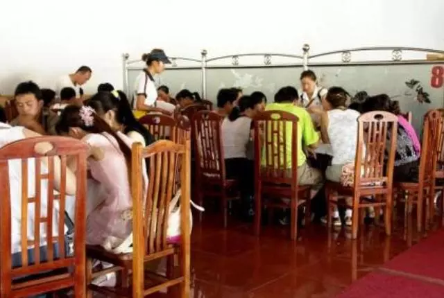 一桌人吃飯,總有那麼幾個「奇葩」壞胃口,你遇到過麼?