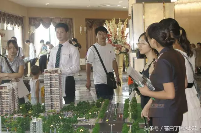 弟弟買婚房,父母讓我拿10萬,我只有5萬,現在父母不讓我進家門