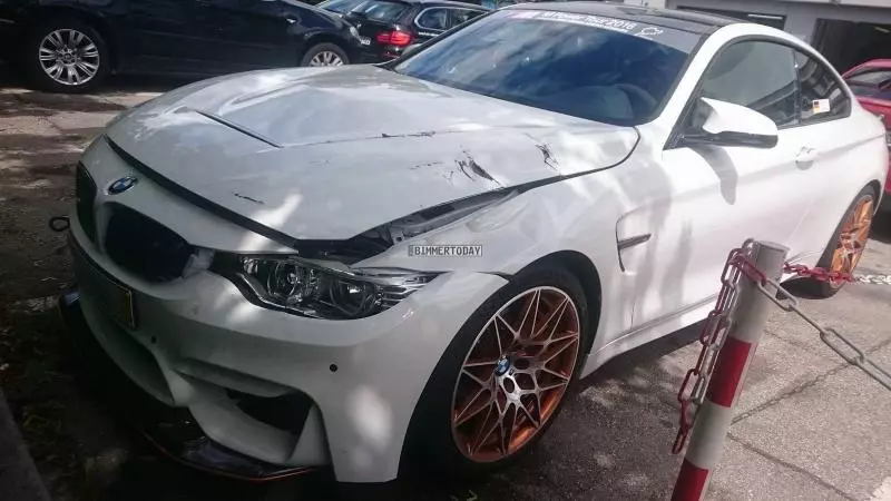 北海華裔男子的 BMW 被老婆不小心發生車禍刮痕,男子當著岳母面前暴打妻子到進醫院!