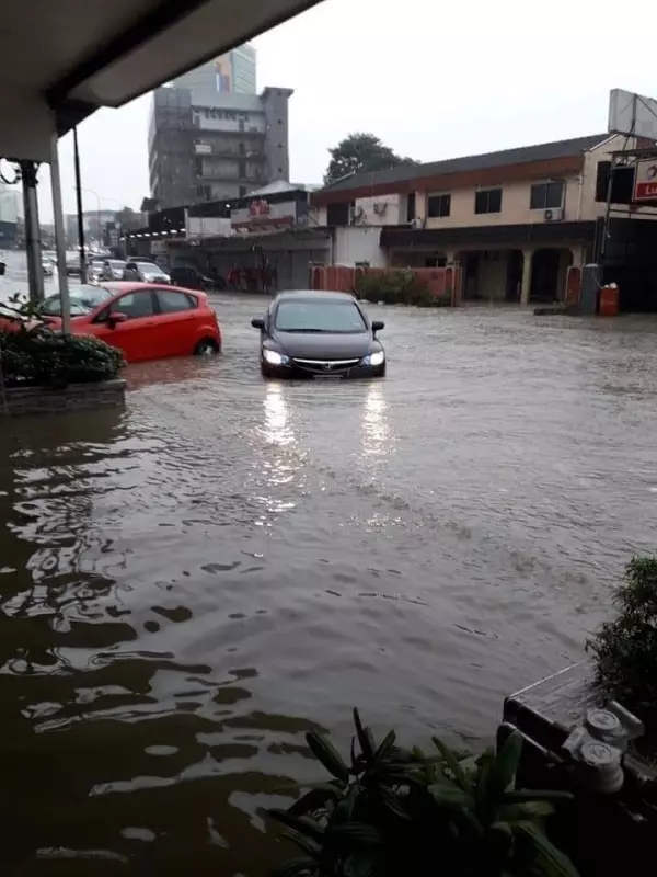 世紀園閃電水災 商店進水車拋錨