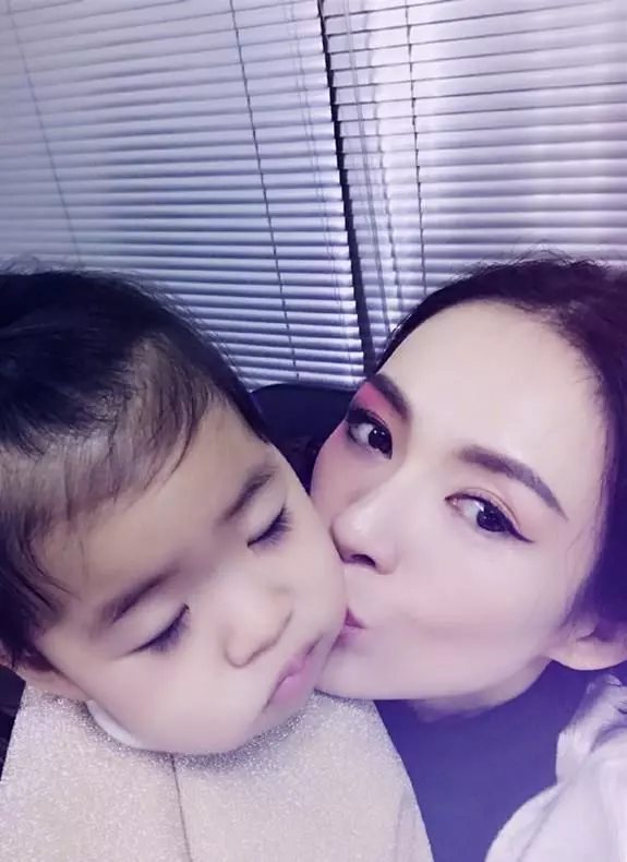 章子怡女兒長大後變化驚人,丑娃變成小美妞,網友:基因果然給力!