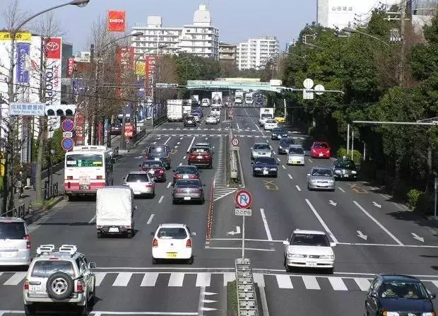 目瞪口呆!日本逆天停車場,2平方米竟停204輛車!