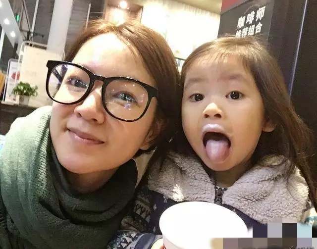 40歲阿雅全家近照,活佛老公送千萬豪宅,3歲女兒深得張傑喜愛!