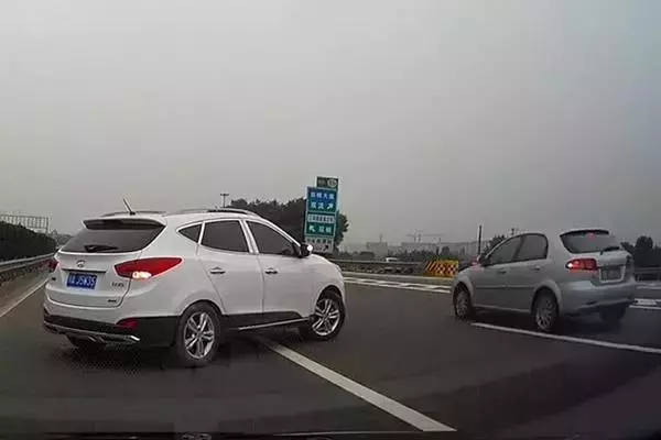高速開車,最招恨的十大動作,看你中了幾條!
