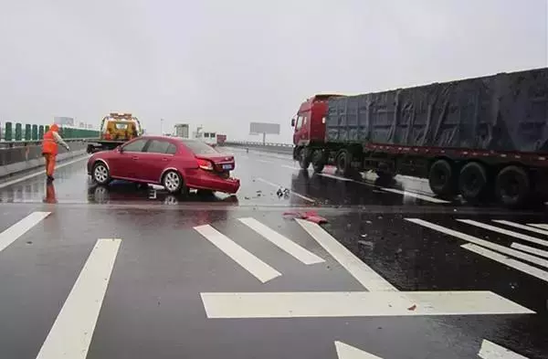 高速開車,最招恨的十大動作,看你中了幾條!