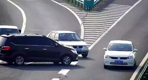 高速開車,最招恨的十大動作,看你中了幾條!