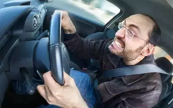 高速開車,最招恨的十大動作,看你中了幾條!