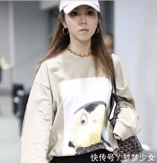 鄧紫棋現身機場,打扮俏皮隨性,少女感十足,男友低調相隨