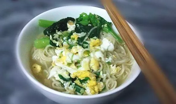 我挺著大肚子去做飯,小姑子卻嫌難吃,老公一個舉動,我傻眼了