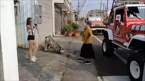 辣妹VS阿婆!阿婆舞神上身跟辣妹PK,最後那個大絕被網友讚爆:果然薑是老的辣啊!