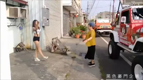 辣妹VS阿婆!阿婆舞神上身跟辣妹PK,最後那個大絕被網友讚爆:果然薑是老的辣啊!