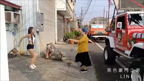 辣妹VS阿婆!阿婆舞神上身跟辣妹PK,最後那個大絕被網友讚爆:果然薑是老的辣啊!