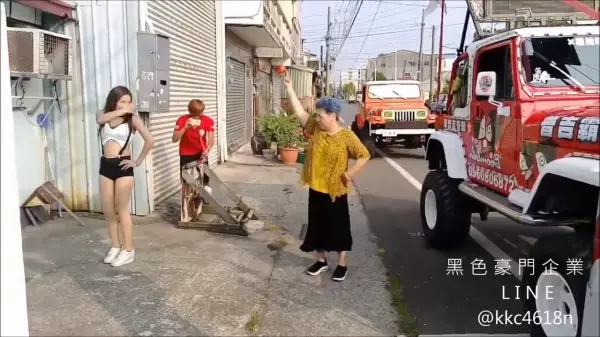 辣妹VS阿婆!阿婆舞神上身跟辣妹PK,最後那個大絕被網友讚爆:果然薑是老的辣啊!