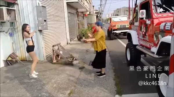 辣妹VS阿婆!阿婆舞神上身跟辣妹PK,最後那個大絕被網友讚爆:果然薑是老的辣啊!