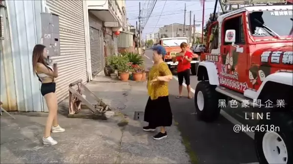 辣妹VS阿婆!阿婆舞神上身跟辣妹PK,最後那個大絕被網友讚爆:果然薑是老的辣啊!