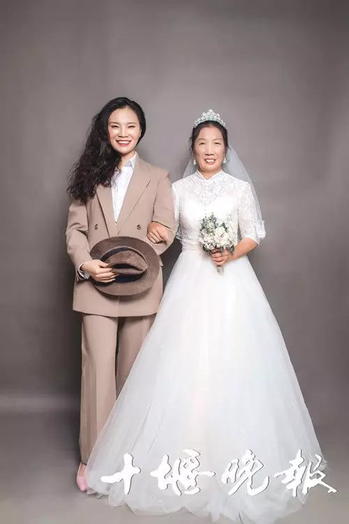 父早逝母獨撐養兒女重擔 女兒長大後攜母拍婚紗照