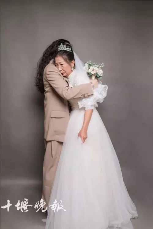 父早逝母獨撐養兒女重擔 女兒長大後攜母拍婚紗照