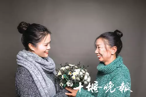 父早逝母獨撐養兒女重擔 女兒長大後攜母拍婚紗照