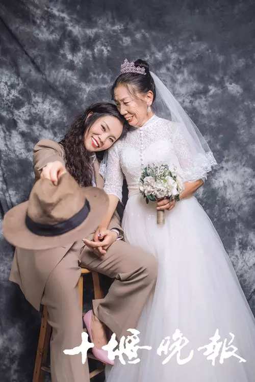 父早逝母獨撐養兒女重擔 女兒長大後攜母拍婚紗照