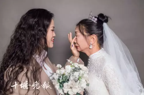 父早逝母獨撐養兒女重擔 女兒長大後攜母拍婚紗照