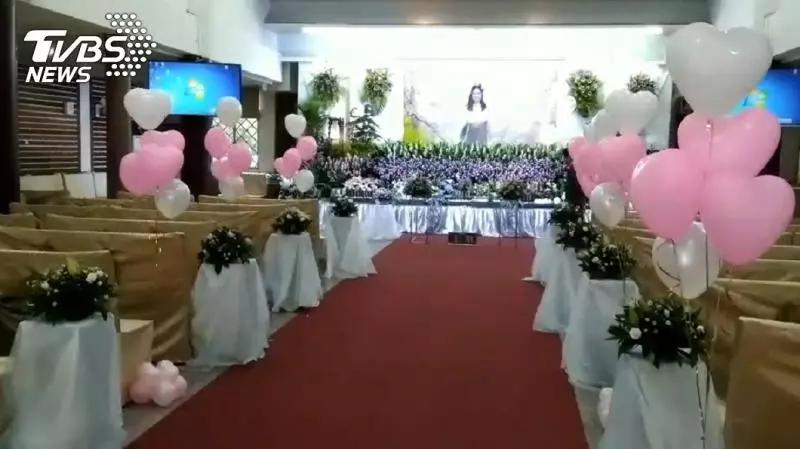 鼻酸…女老師張加穎告別式 母痛哭:我的 寶貝女兒走了!