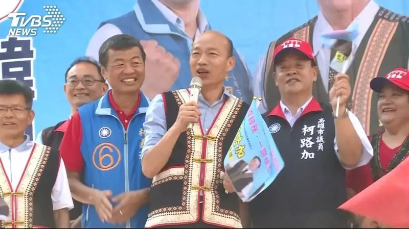 熱情民眾要合照、抱抱 韓:自己也像原住民