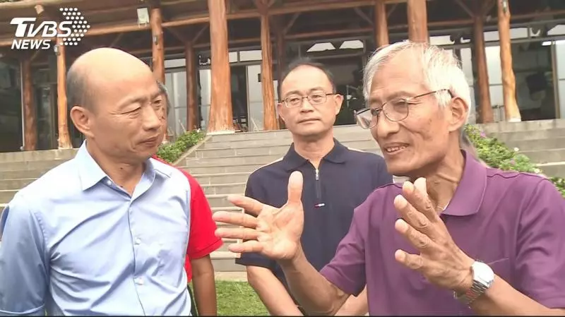 熱情民眾要合照、抱抱 韓:自己也像原住民