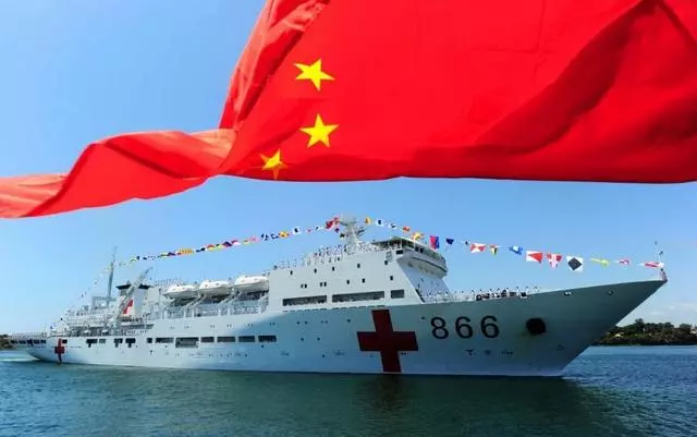 我軍萬噸巨艦挺進美國後院,乾了美軍沒幹的事,國際社會一致叫好