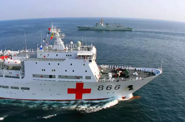 我軍萬噸巨艦挺進美國後院,乾了美軍沒幹的事,國際社會一致叫好