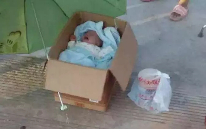 女子在路邊撿了個孩子,撫養4年後,一次聚會上得知是自己親女兒
