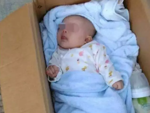 女子在路邊撿了個孩子,撫養4年後,一次聚會上得知是自己親女兒